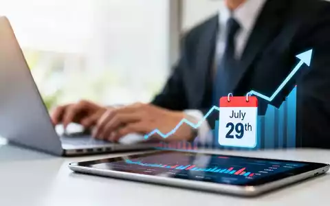 Ein Tablet-Bildschirm mit einem Börsenchart und einem hervorgehobenen Datum 29. Juli, im Hintergrund ein Laptop. - Foto: über boerse-global.de