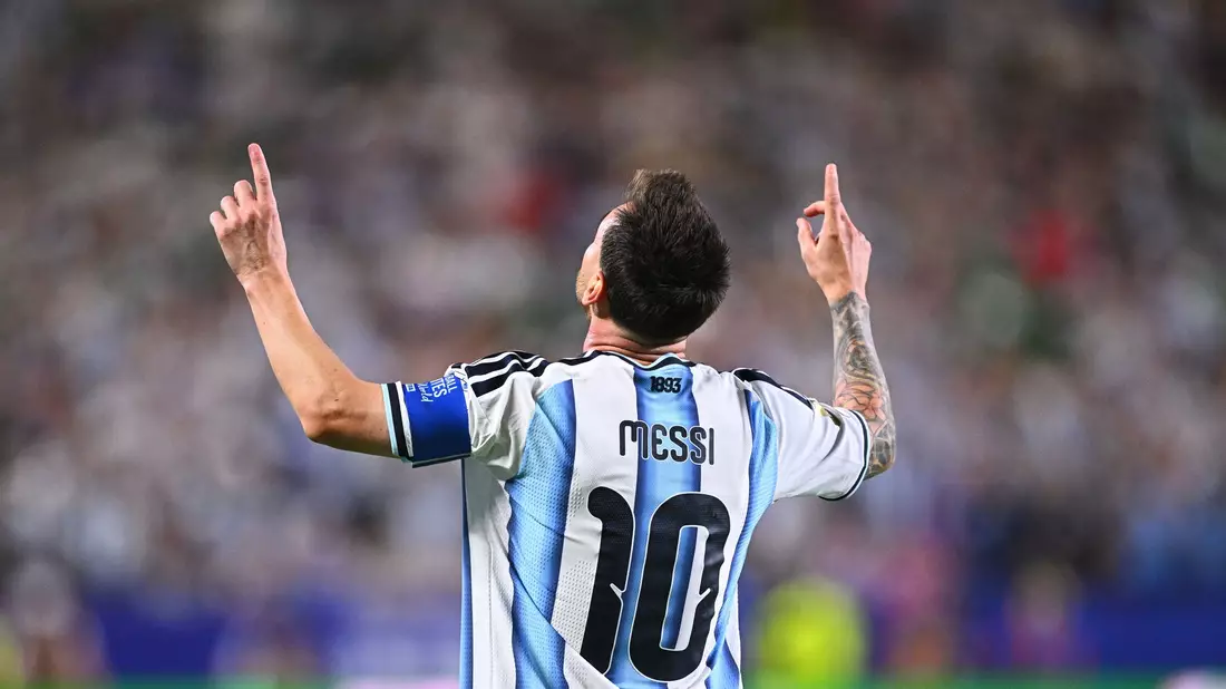 Lionel Messi trumpft wie ein Fußball-Gott auf. - Bild: Tom Weller/dpa