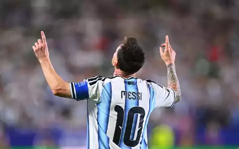 Lionel Messi trumpft wie ein Fußball-Gott auf. - Foto: Tom Weller/dpa