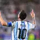 Lionel Messi trumpft wie ein Fußball-Gott auf. - Bild: Tom Weller/dpa