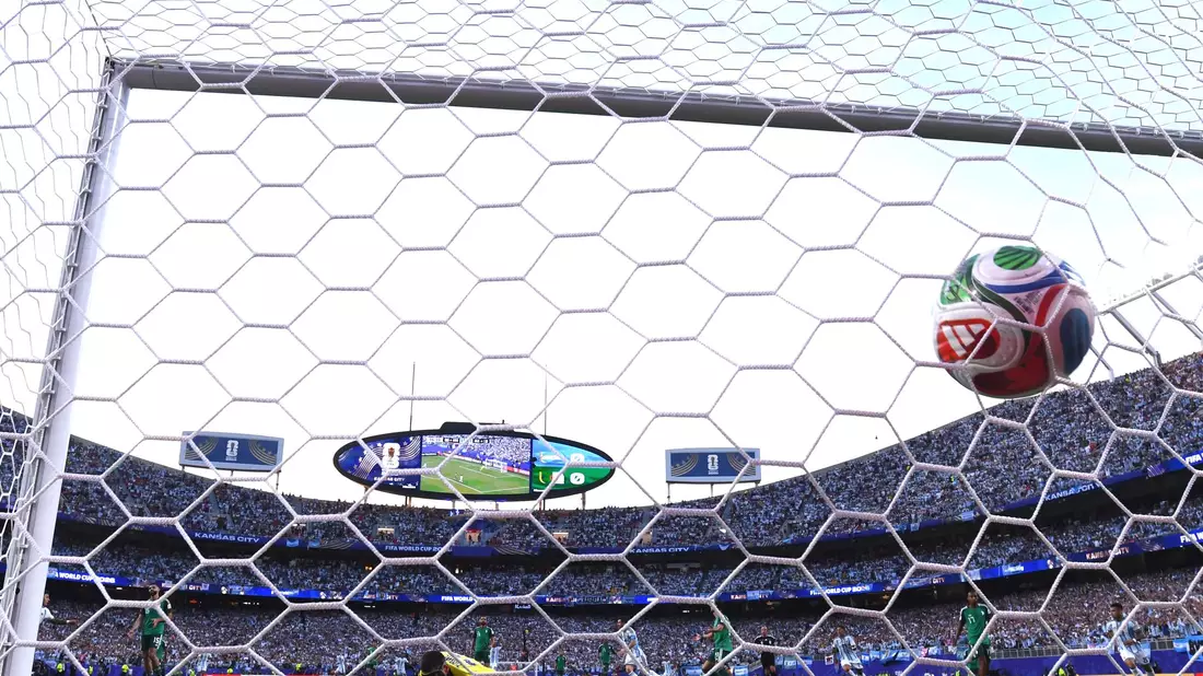 Der Ball schlägt zum Tor ein. - Bild: Tom Weller/dpa