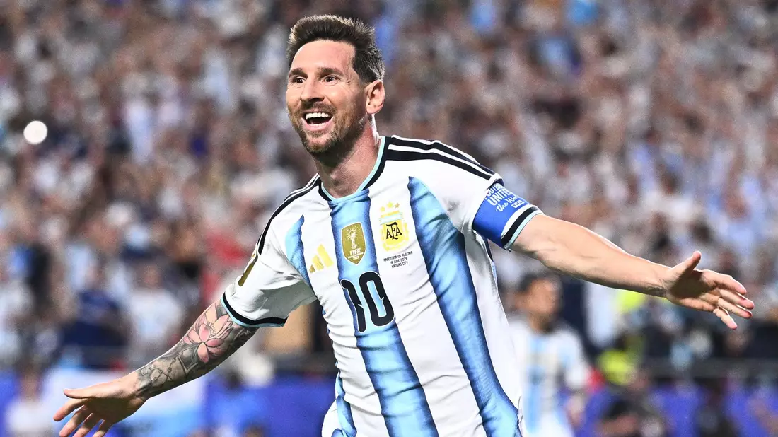Messi zum ersten, Messi zum zweiten, Messi zum dritten: Der Superstar war nicht aufzuhalten. - Bild: Tom Weller/dpa