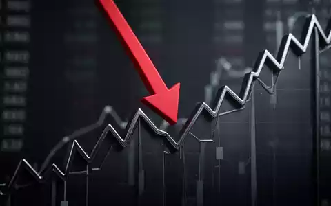 Ein roter Pfeil zeigt auf einen Tiefpunkt in einem dunklen, abstrakten Börsenchart, der ein Jahrestief symbolisiert. - Foto: über boerse-global.de