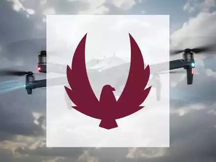 Ein schlankes, modernes unbemanntes Luftfahrzeug (UAV) fliegt vor einem dynamischen, bewölkten Himmel. - Foto: über boerse-global.de