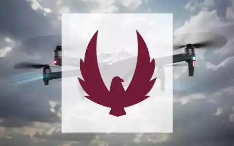 Ein schlankes, modernes unbemanntes Luftfahrzeug (UAV) fliegt vor einem dynamischen, bewölkten Himmel. - Foto: über boerse-global.de