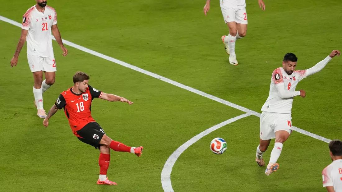 Romano Schmid schoss Österreich sehenswert in Führung. - Bild: Jeff Chiu/AP/dpa