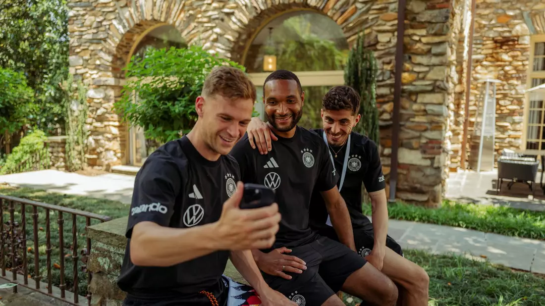 Beim Handy-Talk mit dem Kanzler wird der Stellenwert Tahs im DFB-Team deutlich. (Archivbild)  - Bild: Max Galys/DFB/dpa