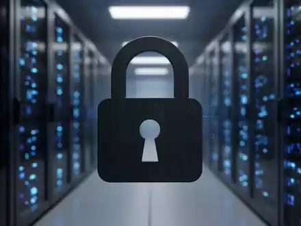 Digital padlock icon over a blurred background of a data center with glowing server lights, symbolizing ransomware and data breaches. - Foto: über boerse-global.de