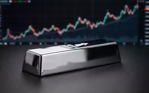 Ein glänzender Silberbarren reflektiert einen subtilen Aufwärtspfeil, auf einem dunklen Hintergrund mit einem unscharfen Finanzchart. - Foto: über boerse-global.de