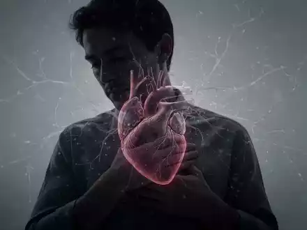 Eine nachdenkliche Person hält sich die Brust, mit einer subtilen Überlagerung eines Herz- oder neuronalen Musters, das die Verbindung zwischen Geist und Herz symbolisiert. - Foto: über boerse-global.de