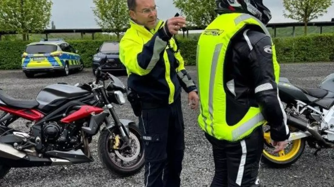 POL-PB: #LEBEN - Airbag-Weste für Motorradfahrende - probieren Sie es aus! - Bild: presseportal.de