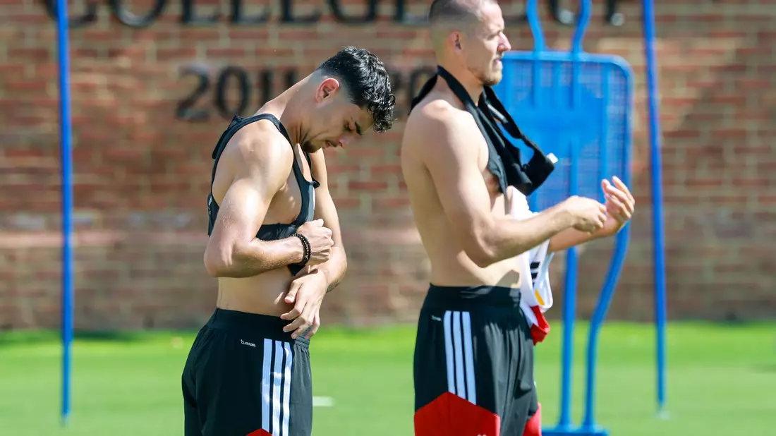 «Hart trainieren» ist auch im Turnier wichtig: Aleksandar Pavlovic (l) und Waldemar Anton auf dem Trainingsplatz in Winston-Salem. (Archivbild) - Bild: Jan Woitas/dpa