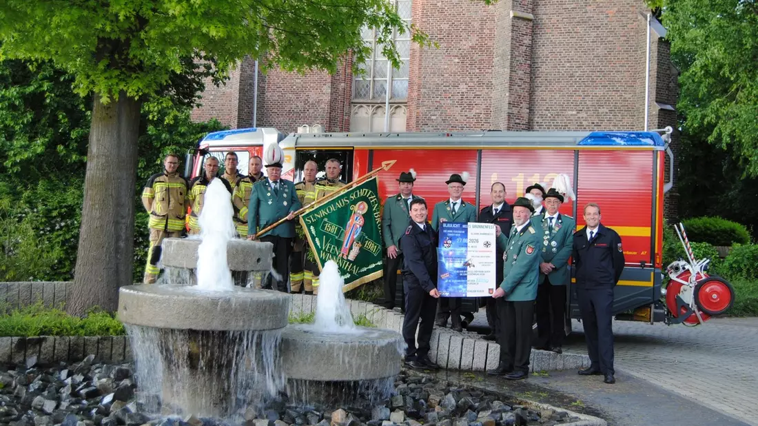 FW Alpen: Blaulicht meets Brunnenfest - 100 Jahre Feuerwehr Einheit Veen - Bild: presseportal.de