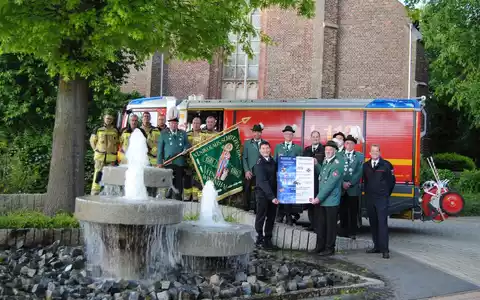 FW Alpen: Blaulicht meets Brunnenfest - 100 Jahre Feuerwehr Einheit Veen - Foto: presseportal.de