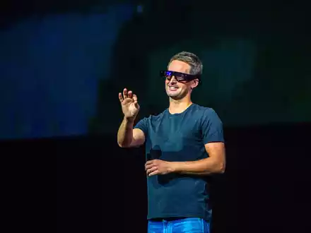 Der Chef des Snapchat-Betreibers Snap, Evan Spiegel, demonstrierte Vorläufer der heutigen Specs bereits in den vergangenen Jahren. (Archivbild) - Foto: Andrej Sokolow/dpa