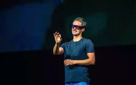 Der Chef des Snapchat-Betreibers Snap, Evan Spiegel, demonstrierte Vorläufer der heutigen Specs bereits in den vergangenen Jahren. (Archivbild) - Foto: Andrej Sokolow/dpa