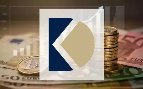 Nahaufnahme von Euro-Münzen und -Scheinen mit verschwommenem, aufsteigendem Balkendiagramm im Hintergrund. - Foto: über boerse-global.de