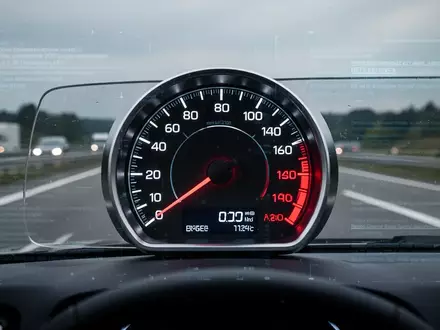 Ein digitales Tachometer zeigt eine hohe Geschwindigkeit an, mit verschwommenem Hintergrund einer Autobahn. Dezente Überlagerung von Daten oder Gesetzestext. - Foto: über boerse-global.de