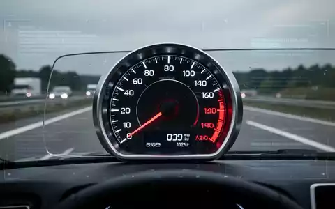 Ein digitales Tachometer zeigt eine hohe Geschwindigkeit an, mit verschwommenem Hintergrund einer Autobahn. Dezente Überlagerung von Daten oder Gesetzestext. - Foto: über boerse-global.de