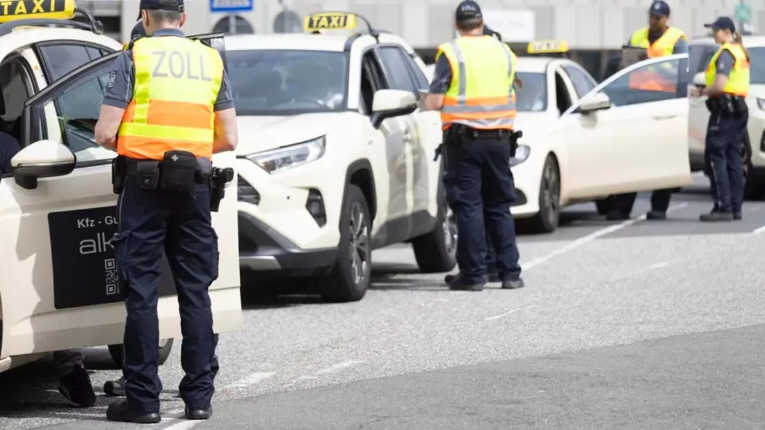 GZD: Zoll prüft Taxi- und Mietwagengewerbe Bundesweite Maßnahmen der Finanzkontrolle Schwarzarbeit - Bild: presseportal.de