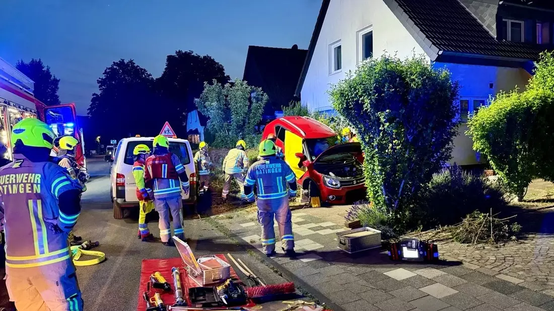 FW Ratingen: Zwei Personen nach Verkehrsunfall aus Fahrzeug befreit - Bild: presseportal.de