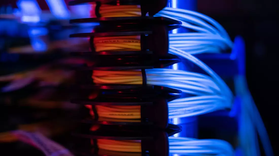 Aus Sicht von Bitkom-Präsident Ralf Wintergerst muss sich Deutschland aus einseitigen Abhängigkeiten lösen, auch bei digitaler Infrastruktur. (Symbolbild). - Bild: Sebastian Gollnow/dpa