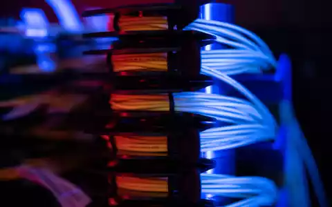 Aus Sicht von Bitkom-Präsident Ralf Wintergerst muss sich Deutschland aus einseitigen Abhängigkeiten lösen, auch bei digitaler Infrastruktur. (Symbolbild). - Foto: Sebastian Gollnow/dpa