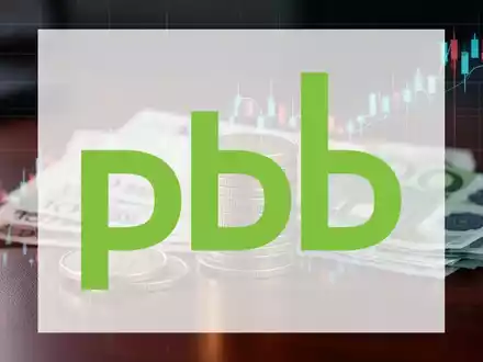 Nahaufnahme von Euro-Münzen und -Scheinen auf einem dunklen Tisch mit einer angedeuteten, aufsteigenden Börsenkurve im Hintergrund. - Foto: über boerse-global.de