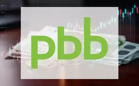 Nahaufnahme von Euro-Münzen und -Scheinen auf einem dunklen Tisch mit einer angedeuteten, aufsteigenden Börsenkurve im Hintergrund. - Foto: über boerse-global.de