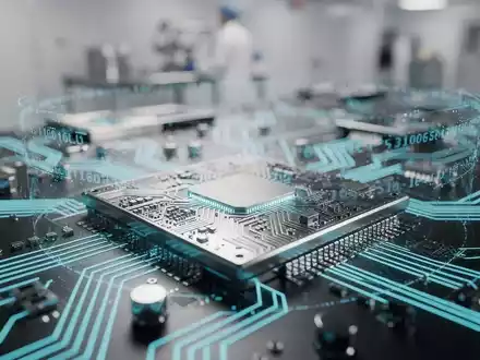 Nahaufnahme eines Halbleiterchips mit leuchtenden Schaltkreisen, umgeben von abstrakten digitalen Datenströmen, in einer High-Tech-Umgebung. - Foto: über boerse-global.de