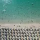 Griechische Strände sollen künftig aus der Luft kontrolliert werden. (Archivbild) - Bild: Thanassis Stavrakis/AP/dpa