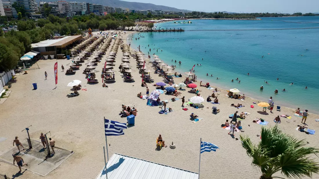 In Griechenland wird die professionelle Strandnutzung künftig aus der Luft kontrolliert. (Archivbild) - Bild: Yorgos Karahalis/AP/dpa