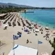 In Griechenland wird die professionelle Strandnutzung künftig aus der Luft kontrolliert. (Archivbild) - Bild: Yorgos Karahalis/AP/dpa