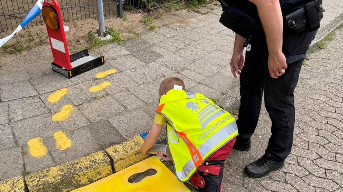 POL-HK: Bad Fallingbostel: Vorschulkinder bringen Gelbe Füße für einen sicheren Schulweg an - Bild: presseportal.de