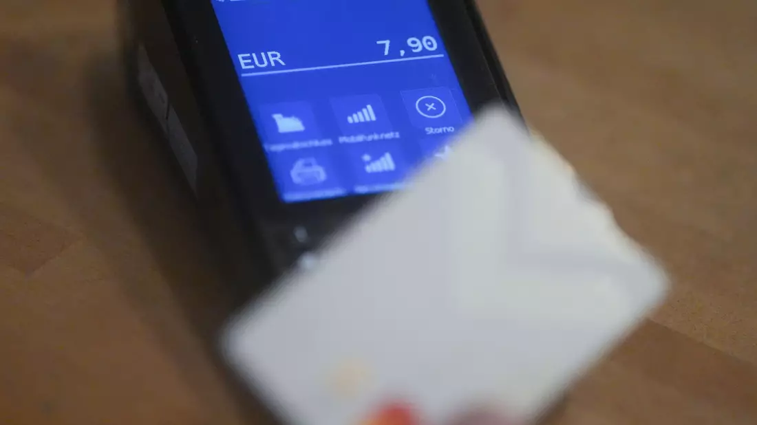 An der Ladenkasse greifen viele Menschen zur Girocard. (Symbolbild) - Bild: Marcus Brandt/dpa