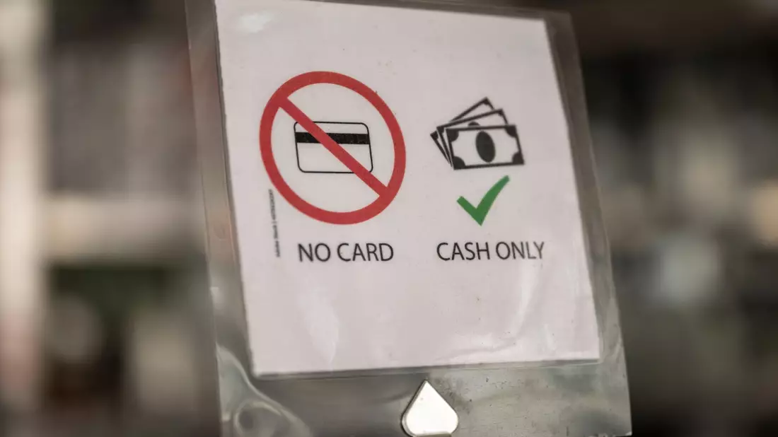 Mancherorts kann man nur mit Bargeld bezahlen. (Symbolbild) - Bild: Peter Kneffel/dpa