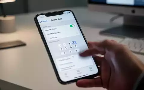 Nahaufnahme eines Apple iPhones mit Bildschirmzeit-Einstellungen und einer Hand, die einen vergessenen Code eingibt. - Foto: über boerse-global.de