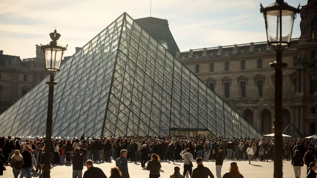 Der neue Louvre-Direktor Christophe Leribault nennt das Weltmuseum eine Einrichtung, die «außer Atem» ist. (Archivbild) - Bild: Thomas Padilla/AP/dpa