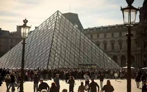 Der neue Louvre-Direktor Christophe Leribault nennt das Weltmuseum eine Einrichtung, die «außer Atem» ist. (Archivbild) - Foto: Thomas Padilla/AP/dpa