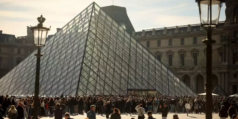 Der neue Louvre-Direktor Christophe Leribault nennt das Weltmuseum eine Einrichtung, die «außer Atem» ist. (Archivbild) - Foto: Thomas Padilla/AP/dpa