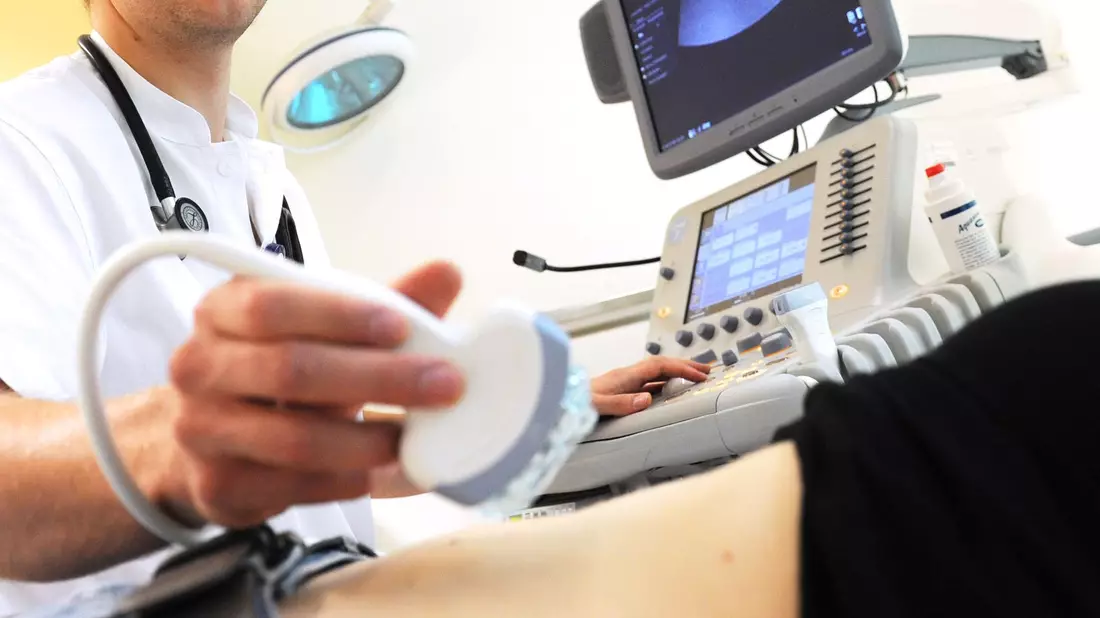 Für bestimmte Ultraschall-Untersuchungen müssen Patienten selbst zahlen. (Archivbild)  - Bild: Angelika Warmuth/dpa