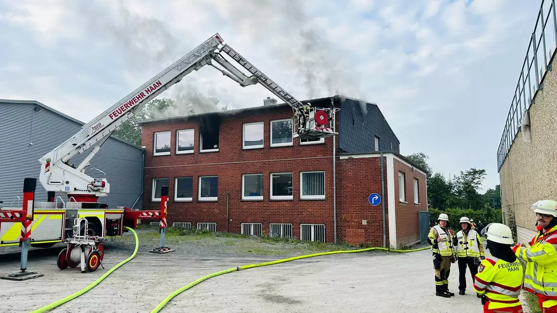 FW-HAAN: Brand in Gewerbebetrieb am Rudolf-Harbig-Weg - schnelle Brandbekämpfung verhindert Ausbreitung - Bild: presseportal.de