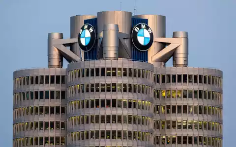 Lange kam BMW robuster als andere durch die Krise - jetzt erwischt es auch die Münchner. (Archivbild) - Foto: Peter Kneffel/dpa