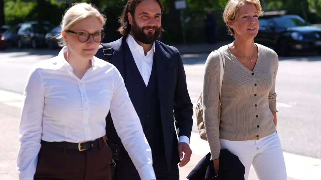 Christina Block und ihre Verteidiger in einer Prozesspause. - Bild: Marcus Brandt/dpa
