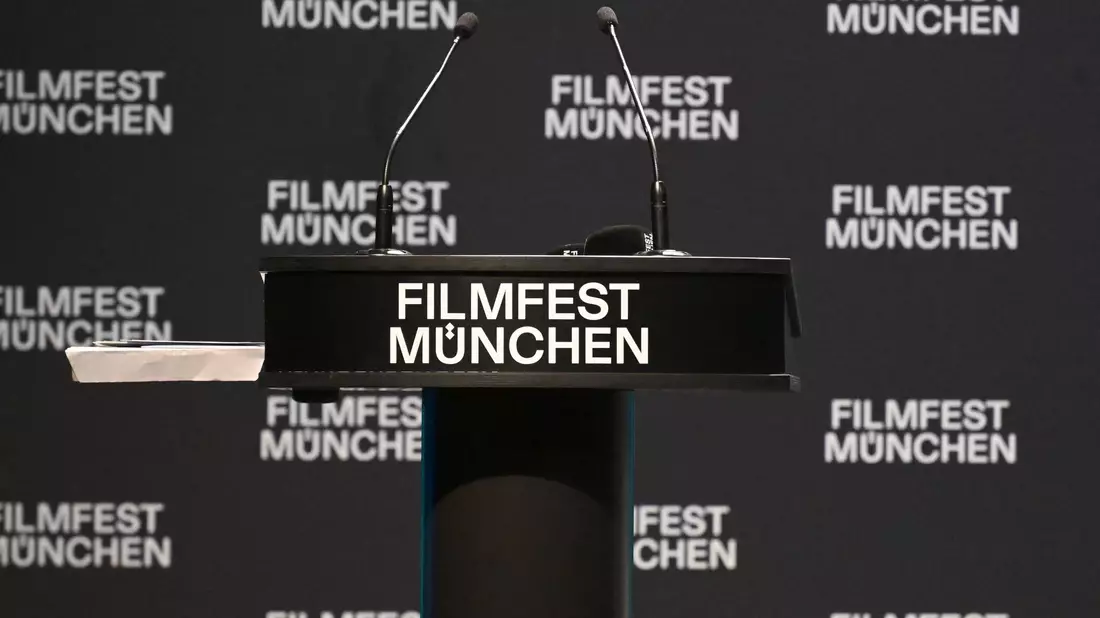Traditionell bietet das Festival auch zahlreiche Gesprächsrunden mit Filmschaffenden. (Archivbild) - Bild: Felix Hörhager/dpa