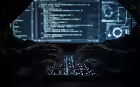 Hände tippen auf einer leuchtenden Tastatur, im Hintergrund verschwommene digitale Datenlinien, die Cyberkriminalität symbolisieren. - Foto: über boerse-global.de