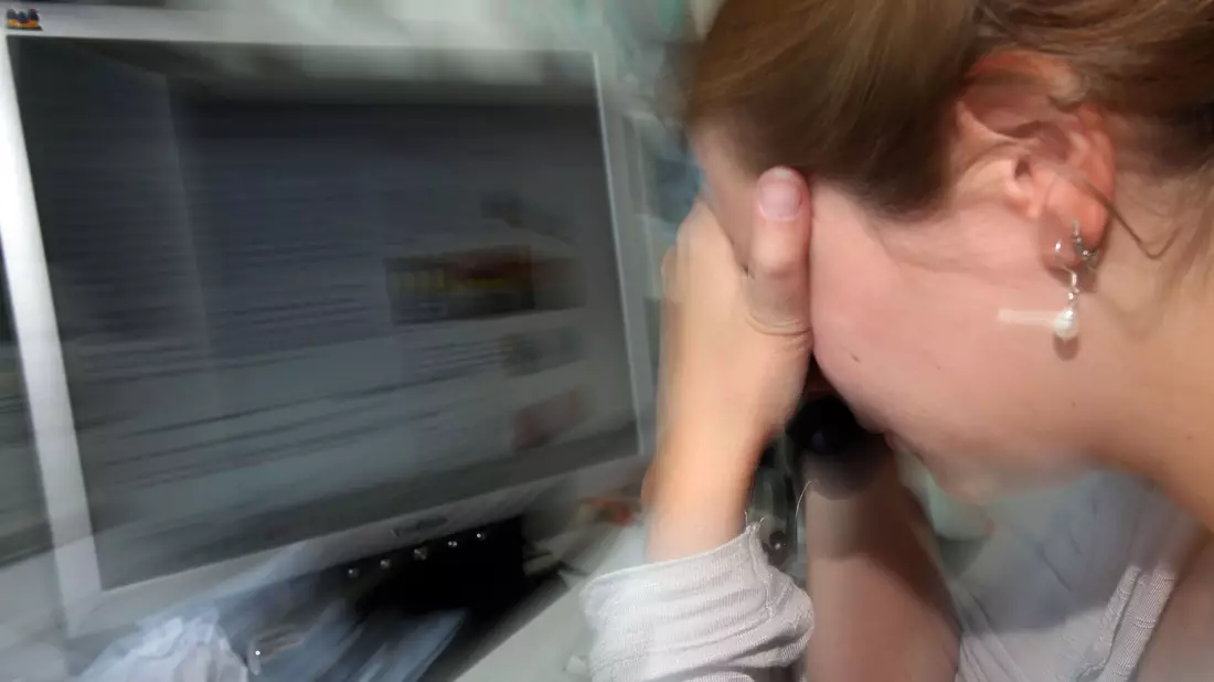 Viele Menschen in Deutschland haben Stress. (Illustration) - Bild: Oliver Berg/dpa