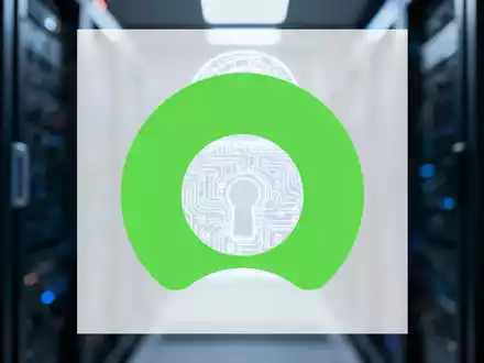 Nahaufnahme eines leuchtenden digitalen Schlosssymbols, das eine Sicherheitslücke in einem Serverraum darstellt. - Foto: über boerse-global.de