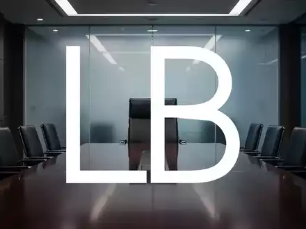 Ein leerer Stuhl am Kopfende eines Konferenztisches in einem modernen Sitzungssaal, der eine plötzliche Vakanz in der Führung symbolisiert. - Foto: über boerse-global.de