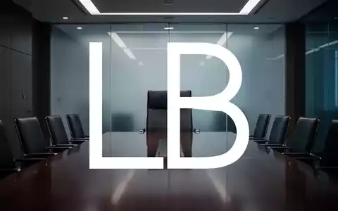 Ein leerer Stuhl am Kopfende eines Konferenztisches in einem modernen Sitzungssaal, der eine plötzliche Vakanz in der Führung symbolisiert. - Foto: über boerse-global.de